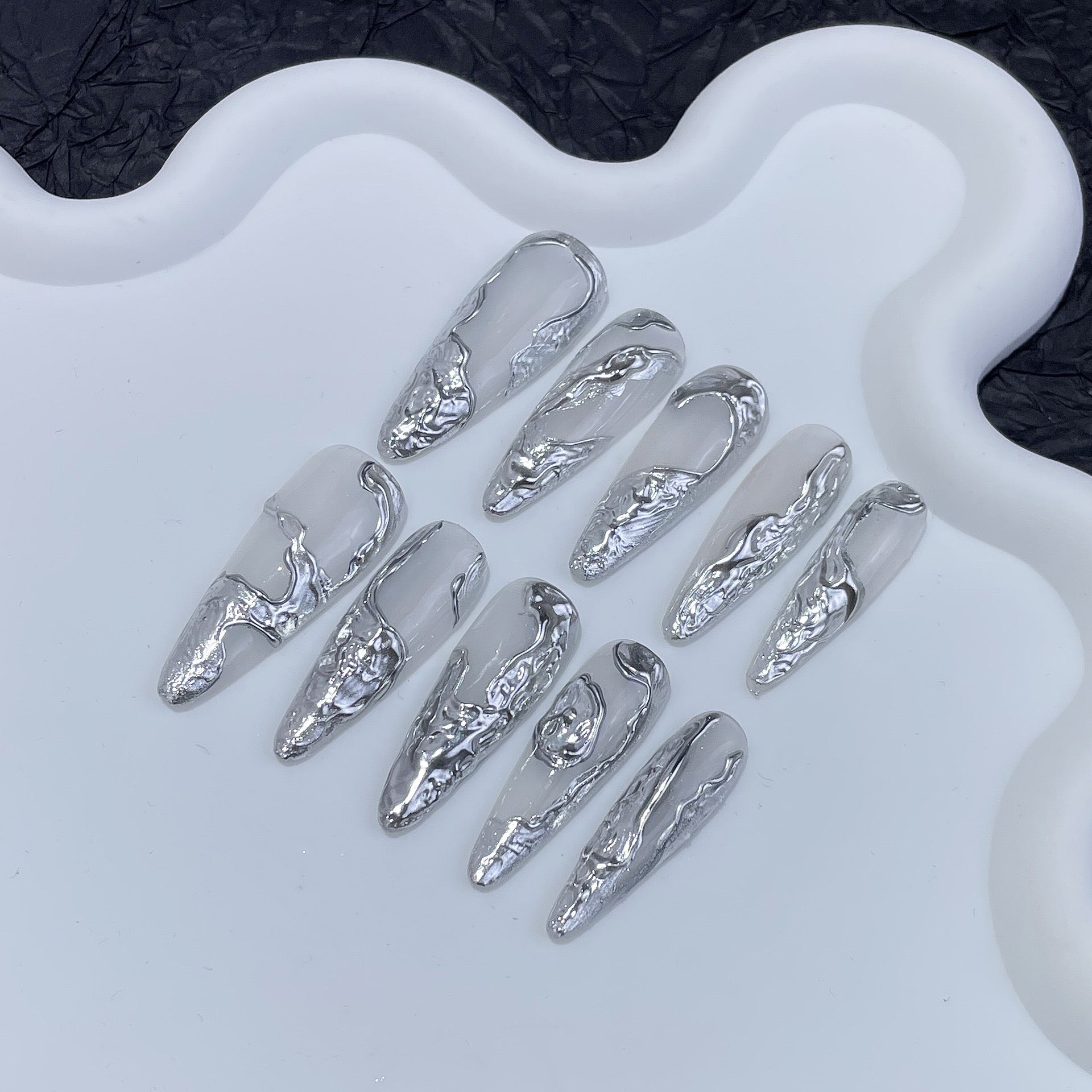 'FLOWING SILVER' press on nails