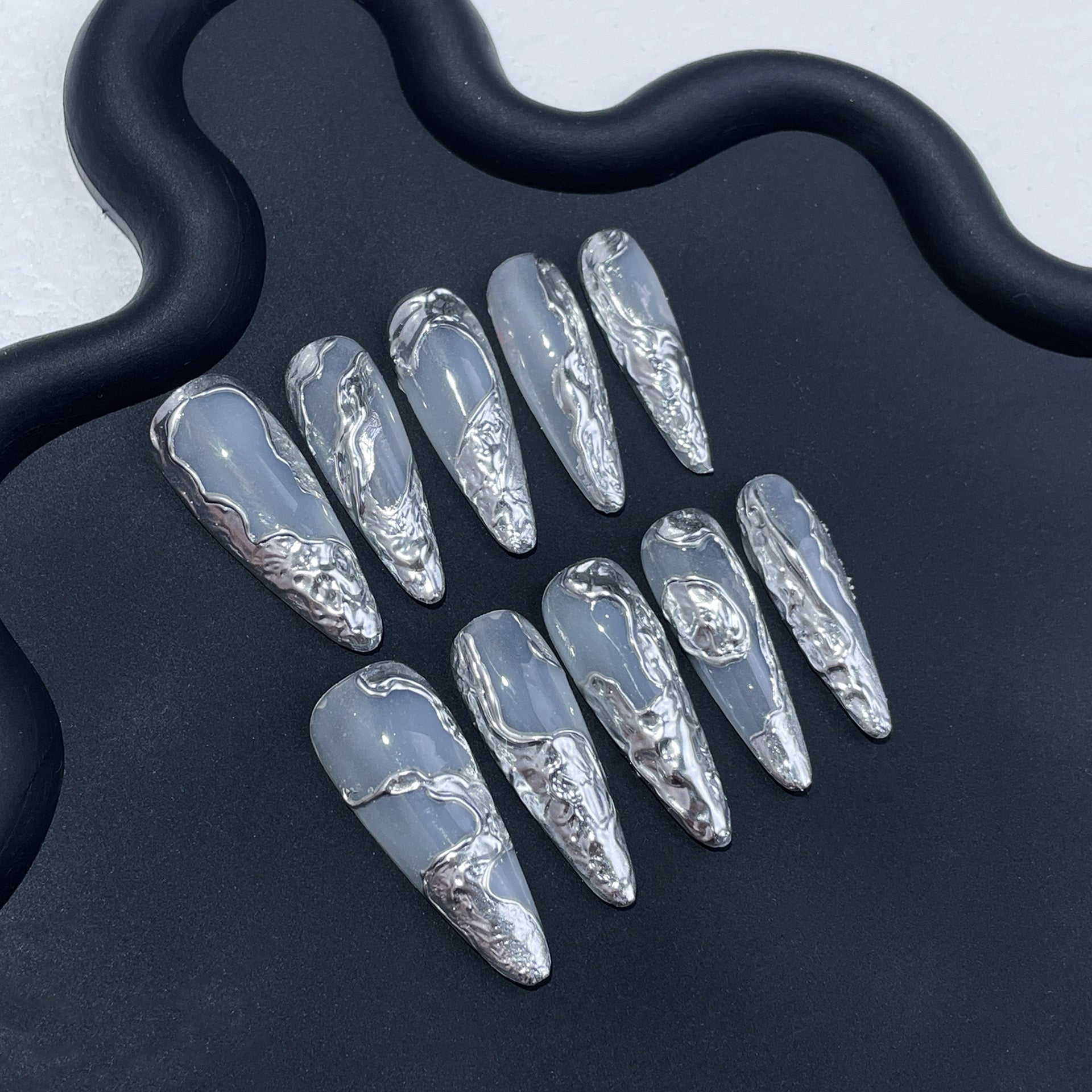 'FLOWING SILVER' press on nails